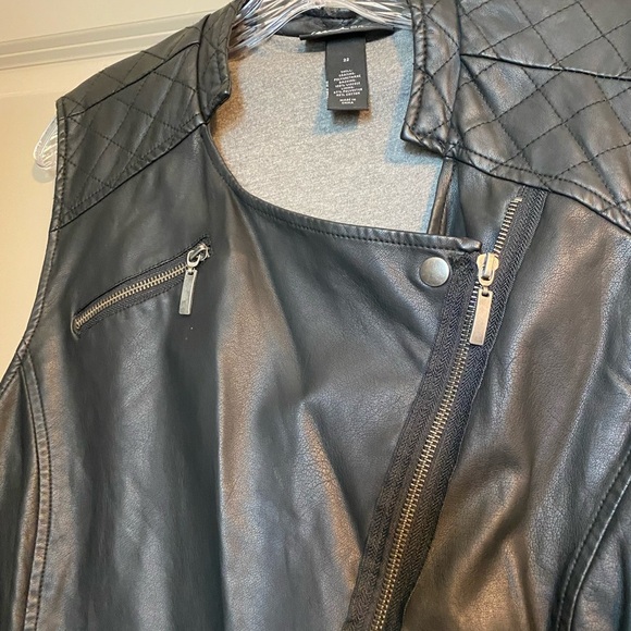 Black Leather Vest with Quilted Shoulders - Picture 3 of 5